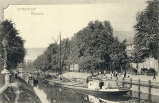 2112 Gezicht op de Stadsbuitengracht te Utrecht met rechts de Catharijnekade en op de achtergrond de Molenbrug.